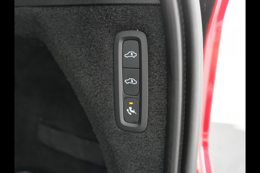Volvo XC90 T8 Recharge AWD R-Design 7 Pers Long Range PHEV 456pk Dealer O.H | Luchtvering | Trekhaak Af Fabriek | Panodak | 360 Camera | Adaptive Cruise | Harman  / Kardon | Alcantara Sportstoelen Memory & Verwarmd | Keyless | Pilot Assist | Apple Carplay | Stuur Verwarmd | BLIS | Adaptive LED | Navigatie | Virtual | DAB | 22"L.M | Plug In Hybrid |