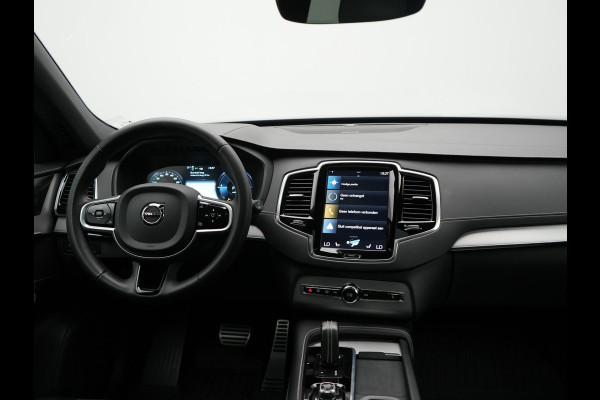 Volvo XC90 T8 Recharge AWD R-Design 7 Pers Long Range PHEV 456pk Dealer O.H | Luchtvering | Trekhaak Af Fabriek | Panodak | 360 Camera | Adaptive Cruise | Harman  / Kardon | Alcantara Sportstoelen Memory & Verwarmd | Keyless | Pilot Assist | Apple Carplay | Stuur Verwarmd | BLIS | Adaptive LED | Navigatie | Virtual | DAB | 22"L.M | Plug In Hybrid |