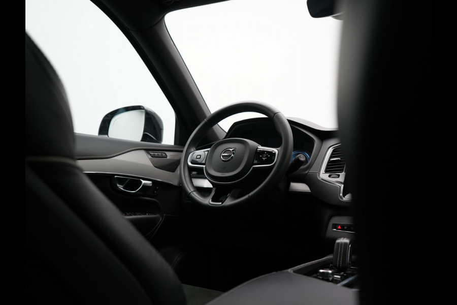 Volvo XC90 T8 Recharge AWD R-Design 7 Pers Long Range PHEV 456pk Dealer O.H | Luchtvering | Trekhaak Af Fabriek | Panodak | 360 Camera | Adaptive Cruise | Harman  / Kardon | Alcantara Sportstoelen Memory & Verwarmd | Keyless | Pilot Assist | Apple Carplay | Stuur Verwarmd | BLIS | Adaptive LED | Navigatie | Virtual | DAB | 22"L.M | Plug In Hybrid |