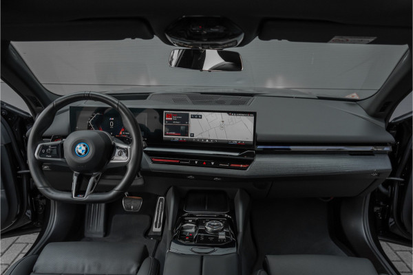 BMW 5 Serie Touring 530e M-Sport Pro B&W HUD ACC Iconic M-Performance 21"