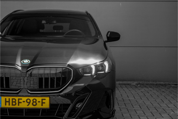 BMW 5 Serie Touring 530e M-Sport Pro B&W HUD ACC Iconic M-Performance 21"