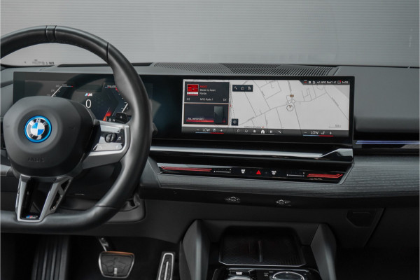 BMW 5 Serie Touring 530e M-Sport Pro B&W HUD ACC Iconic M-Performance 21"