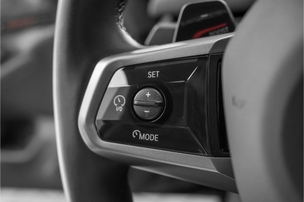 BMW 5 Serie Touring 530e M-Sport Pro B&W HUD ACC Iconic M-Performance 21"