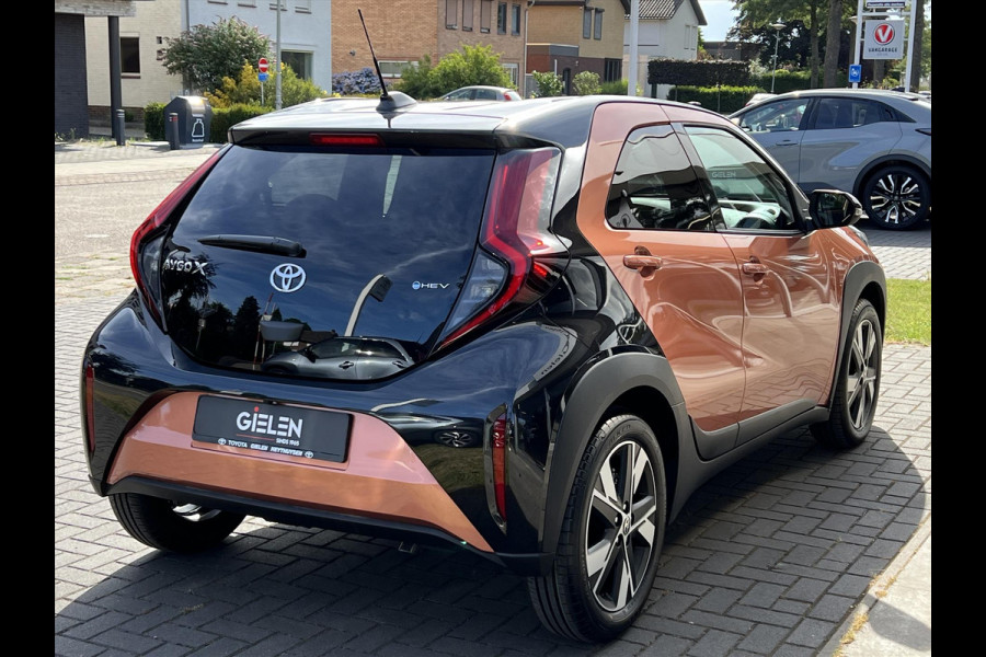Toyota Aygo X 1.5 Hybrid Pulse | Cinnamon, Bi-Tone, Stoelverwarming, Climate control, Keyless, Parkeersensoren, LED, 17 inch