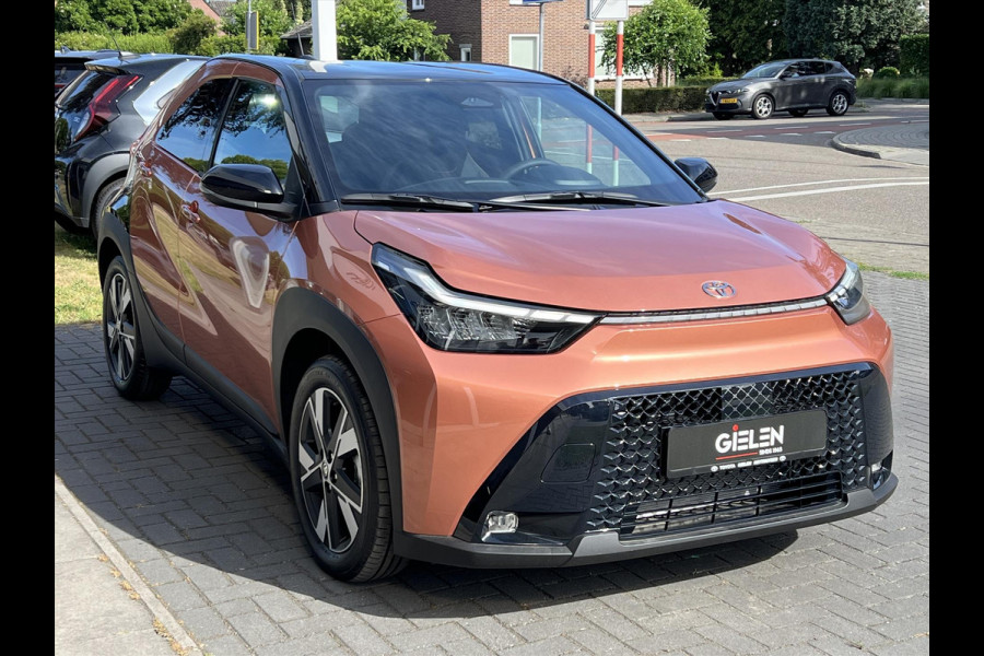 Toyota Aygo X 1.5 Hybrid Pulse | Cinnamon, Bi-Tone, Stoelverwarming, Climate control, Keyless, Parkeersensoren, LED, 17 inch