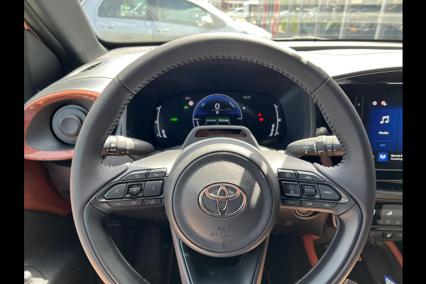 Toyota Aygo X 1.5 Hybrid Pulse | Cinnamon, Bi-Tone, Stoelverwarming, Climate control, Keyless, Parkeersensoren, LED, 17 inch