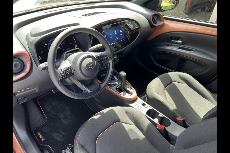 Toyota Aygo X 1.5 Hybrid Pulse | Cinnamon, Bi-Tone, Stoelverwarming, Climate control, Keyless, Parkeersensoren, LED, 17 inch