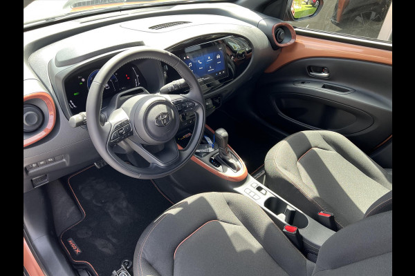 Toyota Aygo X 1.5 Hybrid Pulse | Cinnamon, Bi-Tone, Stoelverwarming, Climate control, Keyless, Parkeersensoren, LED, 17 inch