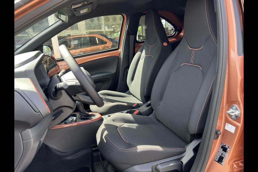 Toyota Aygo X 1.5 Hybrid Pulse | Cinnamon, Bi-Tone, Stoelverwarming, Climate control, Keyless, Parkeersensoren, LED, 17 inch