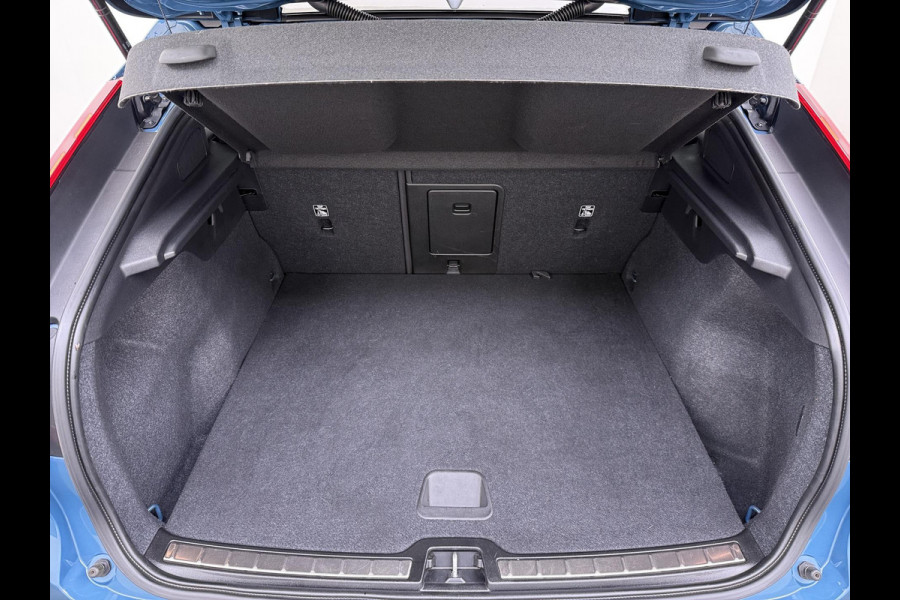 Volvo C40 Recharge Core 69 kWh VAN:32.900,- VOOR:29.770,- UW HERFSTVOORDEEL:3.130,- SOH 93%|VOLVO DEALER ONDERHOUDEN| ACHTERUITRIJCAMERA| PANORAMADAK| STOEL + STUURVERWARMING| RIJKLAARPRIJS INCL. 12 MAANDEN BOVAG GARANTIE|