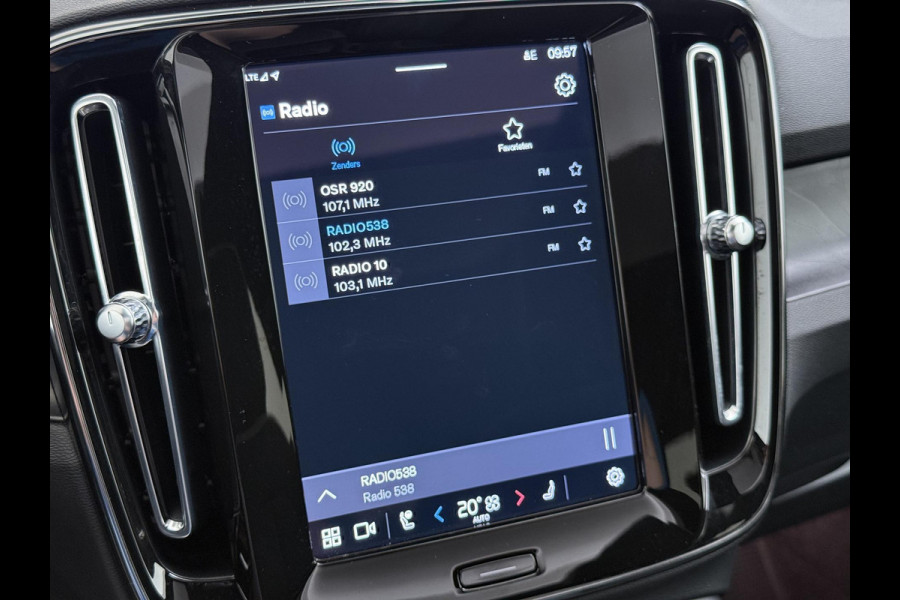 Volvo C40 Recharge Core 69 kWh VAN:32.900,- VOOR:29.770,- UW HERFSTVOORDEEL:3.130,- SOH 93%|VOLVO DEALER ONDERHOUDEN| ACHTERUITRIJCAMERA| PANORAMADAK| STOEL + STUURVERWARMING| RIJKLAARPRIJS INCL. 12 MAANDEN BOVAG GARANTIE|