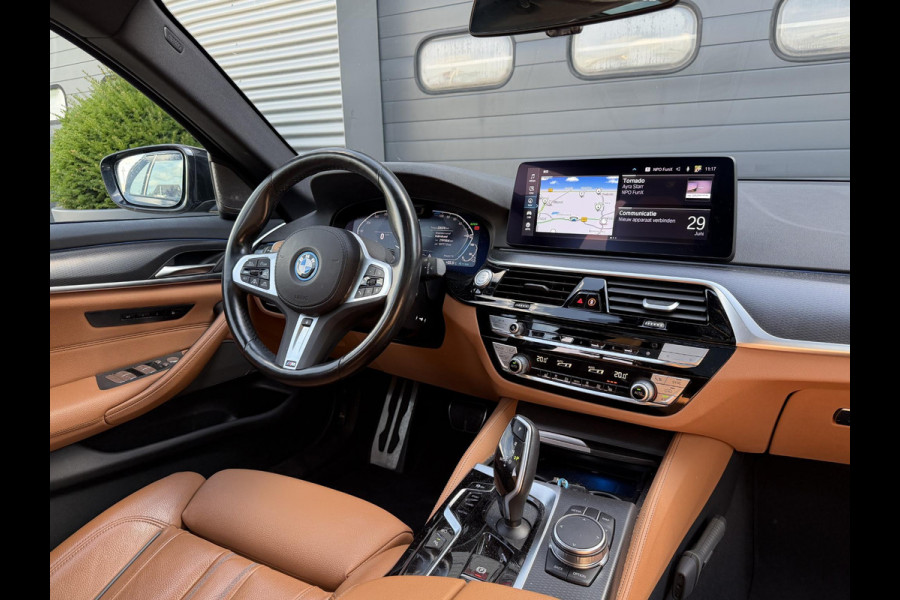 BMW 5 Serie Touring 530e M-Sport | Panoramadak | Camera | Head-Up Display | Elektrische Trekhaak | Elektrische Achterklep |