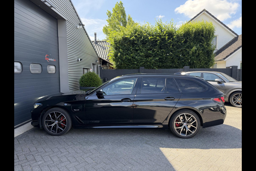 BMW 5 Serie Touring 530e M-Sport | Panoramadak | Camera | Head-Up Display | Elektrische Trekhaak | Elektrische Achterklep |