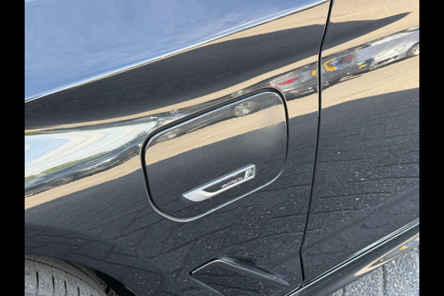 BMW 5 Serie Touring 530e M-Sport | Panoramadak | Camera | Head-Up Display | Elektrische Trekhaak | Elektrische Achterklep |