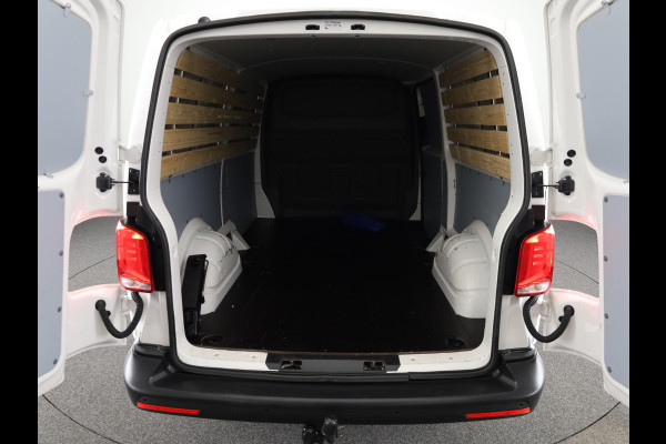 Volkswagen Transporter 2.0 TDI L2H1 28 Comfortline 110 pk | Verlengde garantie | Navigatie via App | Trekhaak | Parkeersensoren achter | Cruise control |
