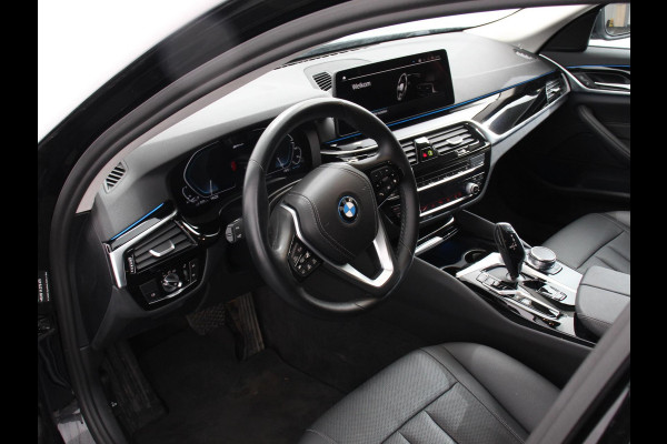 BMW 5 Serie Touring 530e Business PHEV AUTOMAAT Adaptieve cruise control LED Leder Navigatie Stoelverwarming Achteruitrijcamera Sfeerverlichting Lane assist Climate control Apple Carplay/ Android Auto