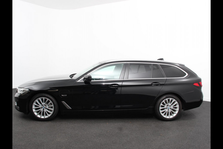 BMW 5 Serie Touring 530e Business PHEV AUTOMAAT Adaptieve cruise control LED Leder Navigatie Stoelverwarming Achteruitrijcamera Sfeerverlichting Lane assist Climate control Apple Carplay/ Android Auto