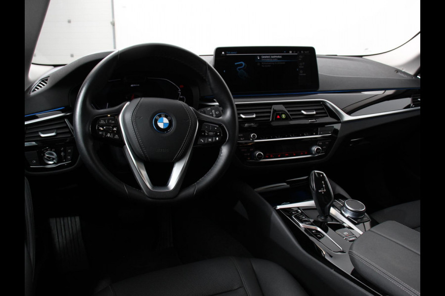 BMW 5 Serie Touring 530e Business PHEV AUTOMAAT Adaptieve cruise control LED Leder Navigatie Stoelverwarming Achteruitrijcamera Sfeerverlichting Lane assist Climate control Apple Carplay/ Android Auto