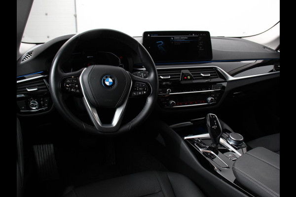 BMW 5 Serie Touring 530e Business PHEV AUTOMAAT Adaptieve cruise control LED Leder Navigatie Stoelverwarming Achteruitrijcamera Sfeerverlichting Lane assist Climate control Apple Carplay/ Android Auto