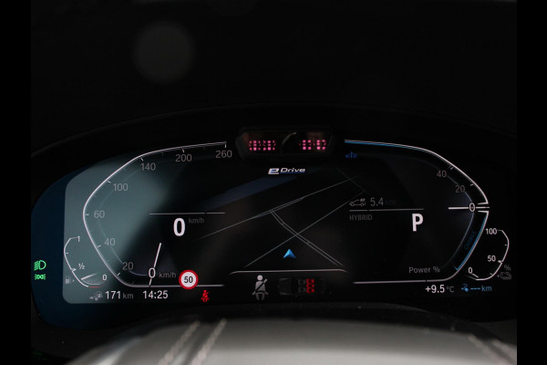 BMW 5 Serie Touring 530e Business PHEV AUTOMAAT Adaptieve cruise control LED Leder Navigatie Stoelverwarming Achteruitrijcamera Sfeerverlichting Lane assist Climate control Apple Carplay/ Android Auto