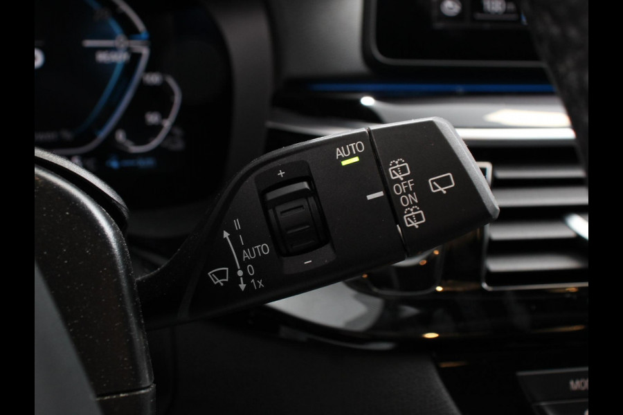 BMW 5 Serie Touring 530e Business PHEV AUTOMAAT Adaptieve cruise control LED Leder Navigatie Stoelverwarming Achteruitrijcamera Sfeerverlichting Lane assist Climate control Apple Carplay/ Android Auto