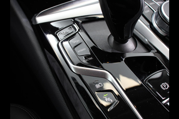 BMW 5 Serie Touring 530e Business PHEV AUTOMAAT Adaptieve cruise control LED Leder Navigatie Stoelverwarming Achteruitrijcamera Sfeerverlichting Lane assist Climate control Apple Carplay/ Android Auto