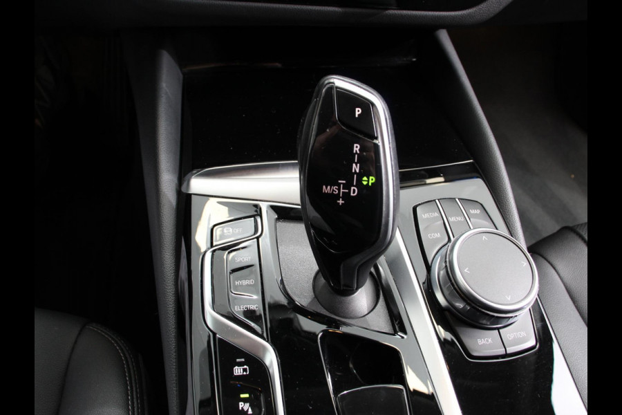 BMW 5 Serie Touring 530e Business PHEV AUTOMAAT Adaptieve cruise control LED Leder Navigatie Stoelverwarming Achteruitrijcamera Sfeerverlichting Lane assist Climate control Apple Carplay/ Android Auto