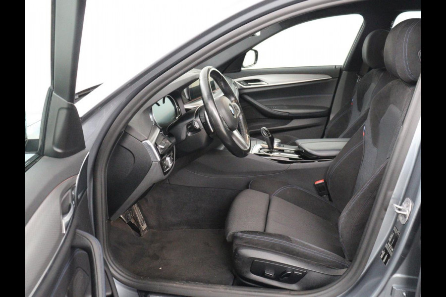 BMW 5 Serie 520i M Sport | Alcantara | Sfeerverlichting | Trekhaak | Navigatie Professional | Full LED | Sportstoelen | Parkeerhulp | Cruise control | Keyless start | Climate control | Bluetooth