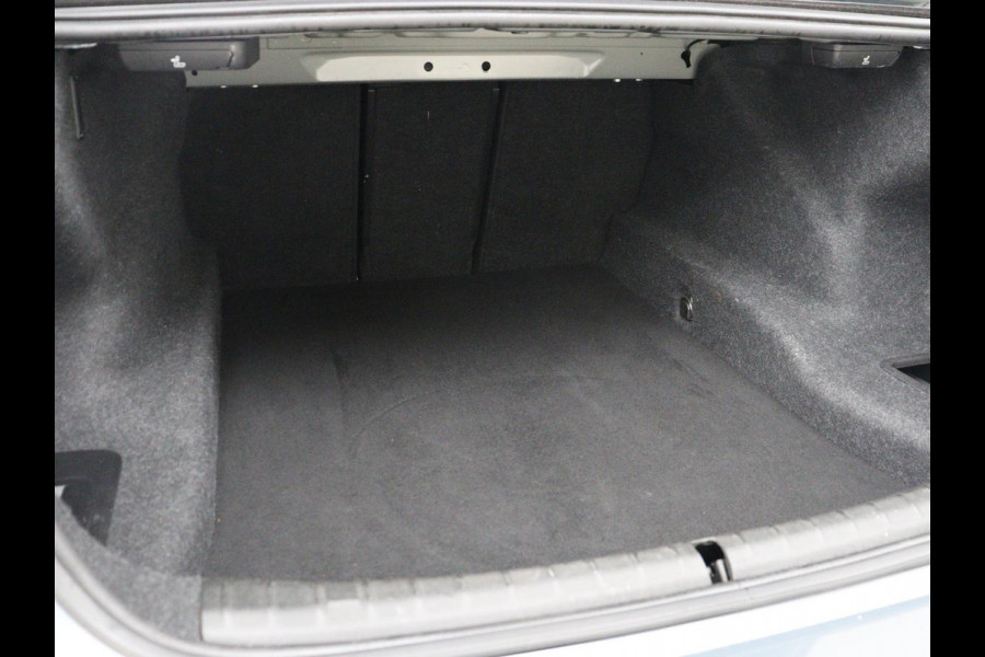 BMW 5 Serie 520i M Sport | Alcantara | Sfeerverlichting | Trekhaak | Navigatie Professional | Full LED | Sportstoelen | Parkeerhulp | Cruise control | Keyless start | Climate control | Bluetooth