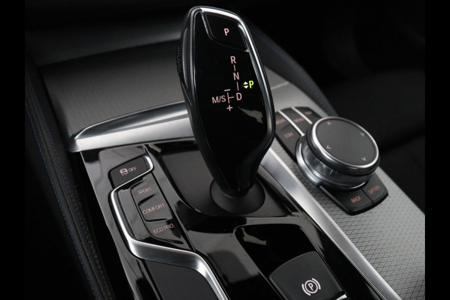 BMW 5 Serie 520i M Sport | Alcantara | Sfeerverlichting | Trekhaak | Navigatie Professional | Full LED | Sportstoelen | Parkeerhulp | Cruise control | Keyless start | Climate control | Bluetooth