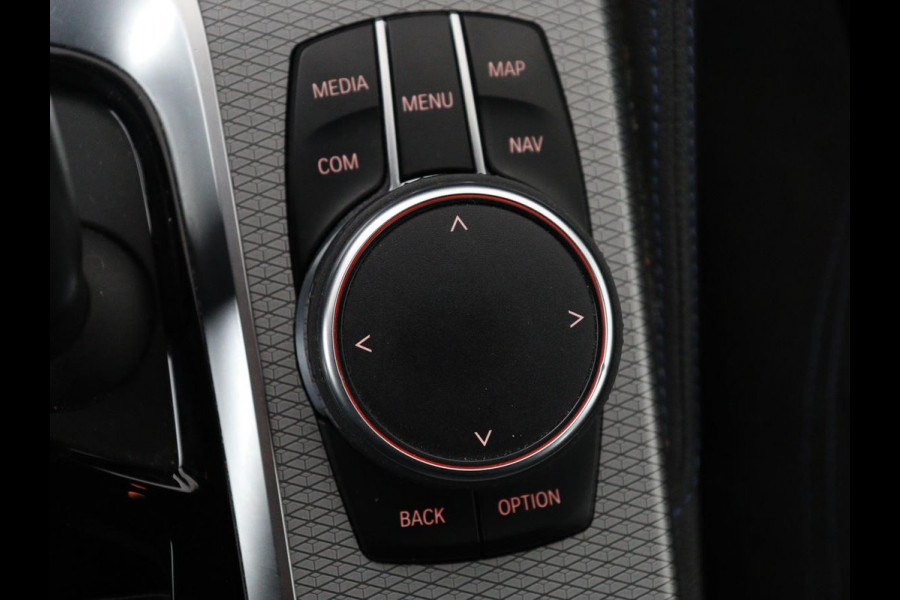 BMW 5 Serie 520i M Sport | Alcantara | Sfeerverlichting | Trekhaak | Navigatie Professional | Full LED | Sportstoelen | Parkeerhulp | Cruise control | Keyless start | Climate control | Bluetooth