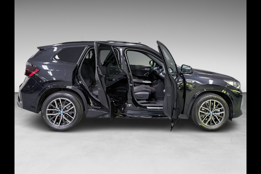 BMW X1 XDrive30e M-SPORT 327PK PANO/LEDER/H-KARDON/MASSAGE/M-STOELEN/DAB/CARPLAY//