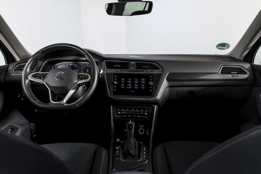 Volkswagen Tiguan 1.5 TSI 150 PK Life Business | Trekhaak | Dig. Cockpit | Adapt. Cruise | Stuur-+stoelverw. | Camera | PDC | NAV+App. Connect | ECC | LM 19" |