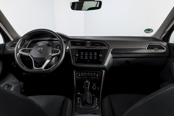 Volkswagen Tiguan 1.5 TSI 150 PK Life Business | Trekhaak | Dig. Cockpit | Adapt. Cruise | Stuur-+stoelverw. | Camera | PDC | NAV+App. Connect | ECC | LM 19" |