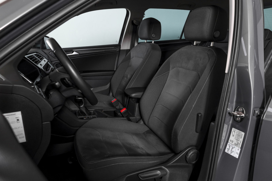 Volkswagen Tiguan 1.5 TSI 150 PK Life Business | Trekhaak | Dig. Cockpit | Adapt. Cruise | Stuur-+stoelverw. | Camera | PDC | NAV+App. Connect | ECC | LM 19" |