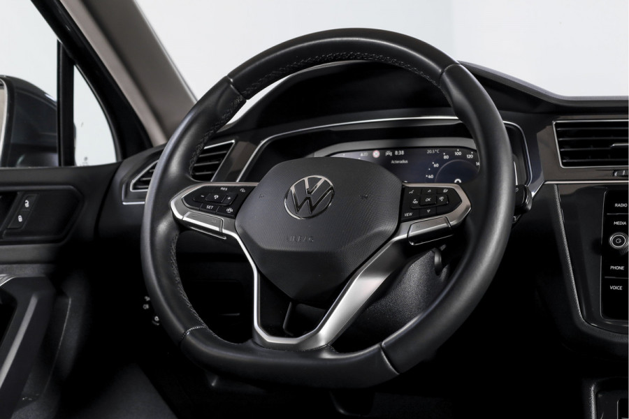 Volkswagen Tiguan 1.5 TSI 150 PK Life Business | Trekhaak | Dig. Cockpit | Adapt. Cruise | Stuur-+stoelverw. | Camera | PDC | NAV+App. Connect | ECC | LM 19" |