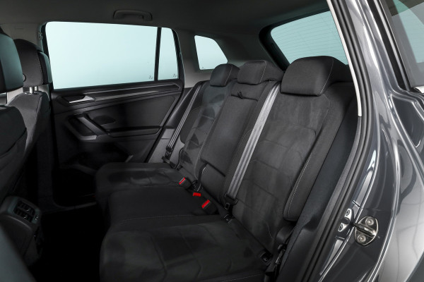 Volkswagen Tiguan 1.5 TSI 150 PK Life Business | Trekhaak | Dig. Cockpit | Adapt. Cruise | Stuur-+stoelverw. | Camera | PDC | NAV+App. Connect | ECC | LM 19" |