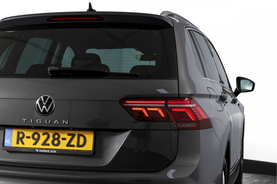 Volkswagen Tiguan 1.5 TSI 150 PK Life Business | Trekhaak | Dig. Cockpit | Adapt. Cruise | Stuur-+stoelverw. | Camera | PDC | NAV+App. Connect | ECC | LM 19" |