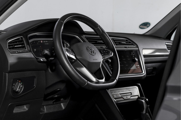 Volkswagen Tiguan 1.5 TSI 150 PK Life Business | Trekhaak | Dig. Cockpit | Adapt. Cruise | Stuur-+stoelverw. | Camera | PDC | NAV+App. Connect | ECC | LM 19" |