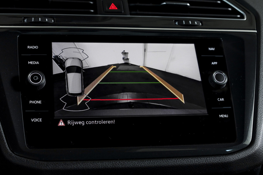 Volkswagen Tiguan 1.5 TSI 150 PK Life Business | Trekhaak | Dig. Cockpit | Adapt. Cruise | Stuur-+stoelverw. | Camera | PDC | NAV+App. Connect | ECC | LM 19" |