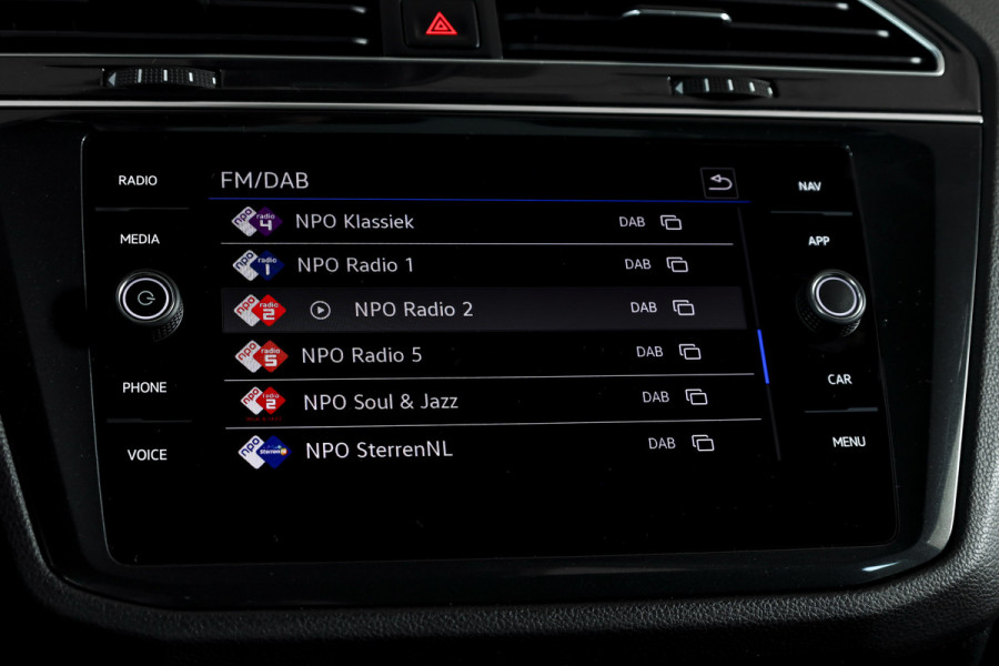 Volkswagen Tiguan 1.5 TSI 150 PK Life Business | Trekhaak | Dig. Cockpit | Adapt. Cruise | Stuur-+stoelverw. | Camera | PDC | NAV+App. Connect | ECC | LM 19" |