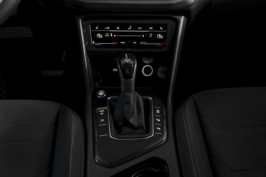 Volkswagen Tiguan 1.5 TSI 150 PK Life Business | Trekhaak | Dig. Cockpit | Adapt. Cruise | Stuur-+stoelverw. | Camera | PDC | NAV+App. Connect | ECC | LM 19" |