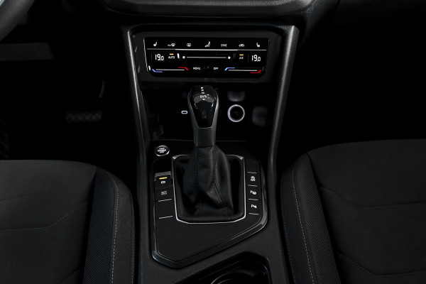 Volkswagen Tiguan 1.5 TSI 150 PK Life Business | Trekhaak | Dig. Cockpit | Adapt. Cruise | Stuur-+stoelverw. | Camera | PDC | NAV+App. Connect | ECC | LM 19" |
