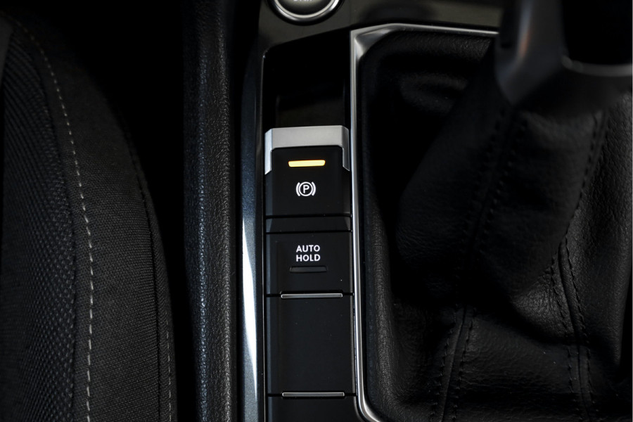 Volkswagen Tiguan 1.5 TSI 150 PK Life Business | Trekhaak | Dig. Cockpit | Adapt. Cruise | Stuur-+stoelverw. | Camera | PDC | NAV+App. Connect | ECC | LM 19" |