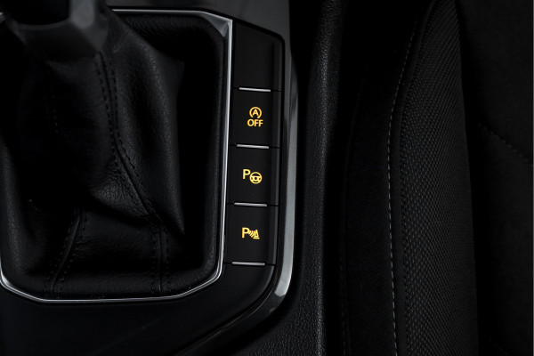Volkswagen Tiguan 1.5 TSI 150 PK Life Business | Trekhaak | Dig. Cockpit | Adapt. Cruise | Stuur-+stoelverw. | Camera | PDC | NAV+App. Connect | ECC | LM 19" |