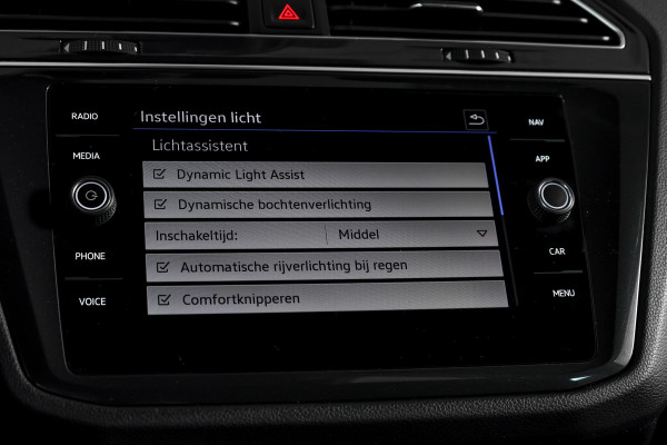 Volkswagen Tiguan 1.5 TSI 150 PK Life Business | Trekhaak | Dig. Cockpit | Adapt. Cruise | Stuur-+stoelverw. | Camera | PDC | NAV+App. Connect | ECC | LM 19" |