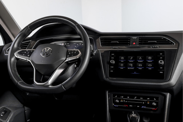 Volkswagen Tiguan 1.5 TSI 150 PK Life Business | Trekhaak | Dig. Cockpit | Adapt. Cruise | Stuur-+stoelverw. | Camera | PDC | NAV+App. Connect | ECC | LM 19" |