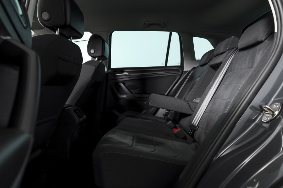 Volkswagen Tiguan 1.5 TSI 150 PK Life Business | Trekhaak | Dig. Cockpit | Adapt. Cruise | Stuur-+stoelverw. | Camera | PDC | NAV+App. Connect | ECC | LM 19" |