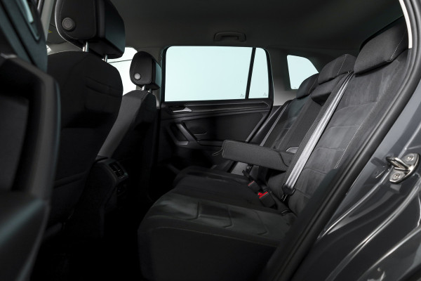 Volkswagen Tiguan 1.5 TSI 150 PK Life Business | Trekhaak | Dig. Cockpit | Adapt. Cruise | Stuur-+stoelverw. | Camera | PDC | NAV+App. Connect | ECC | LM 19" |