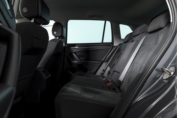 Volkswagen Tiguan 1.5 TSI 150 PK Life Business | Trekhaak | Dig. Cockpit | Adapt. Cruise | Stuur-+stoelverw. | Camera | PDC | NAV+App. Connect | ECC | LM 19" |